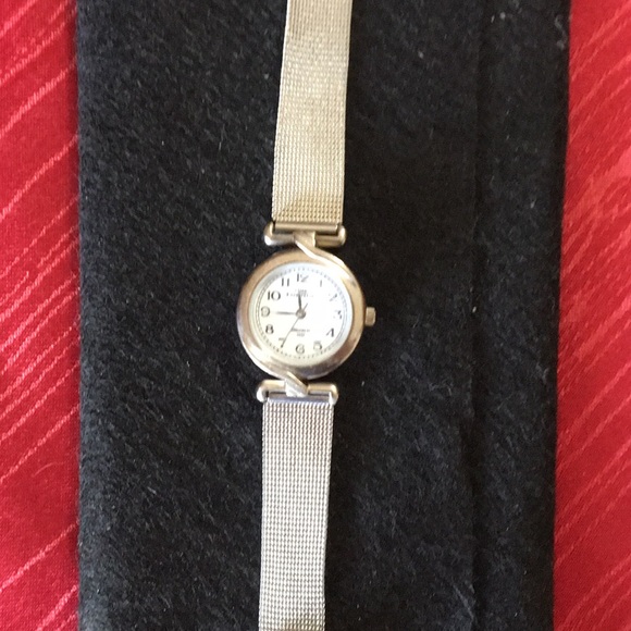 Vintage Timex Essentials Silver Watch (1990s) - Picture 2 of 4